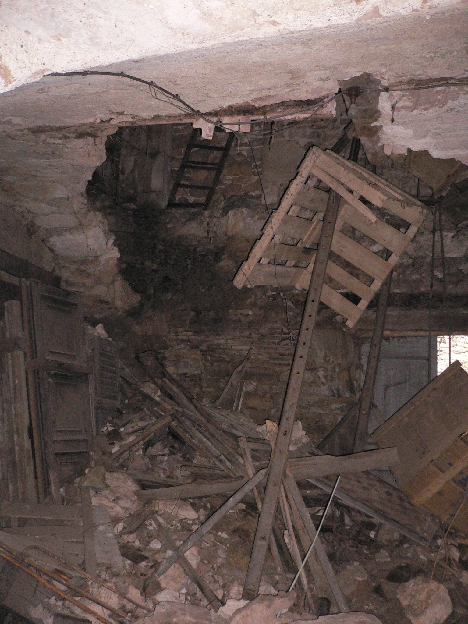 interior-stable-before-works-garden-before-independent-works-